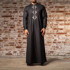 Elegant casual Muslim men's long robe with round neck and long sleeves embroidered with ethnic style Arabic robe